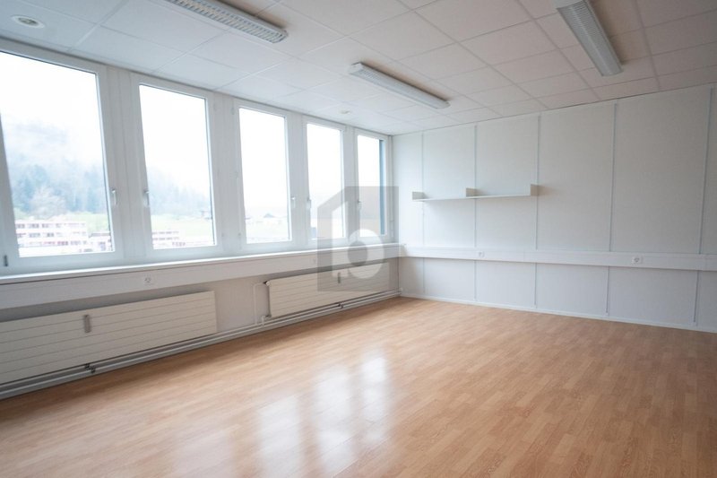 Foto 4 di Auf Anfrage, Baar